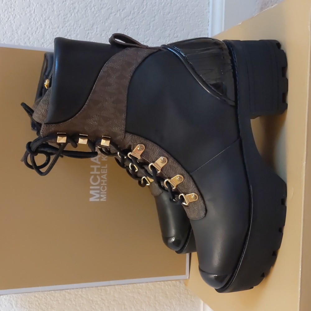 NIB Michael Kors Khloe lace up bootie. Black/brown leather 8M
